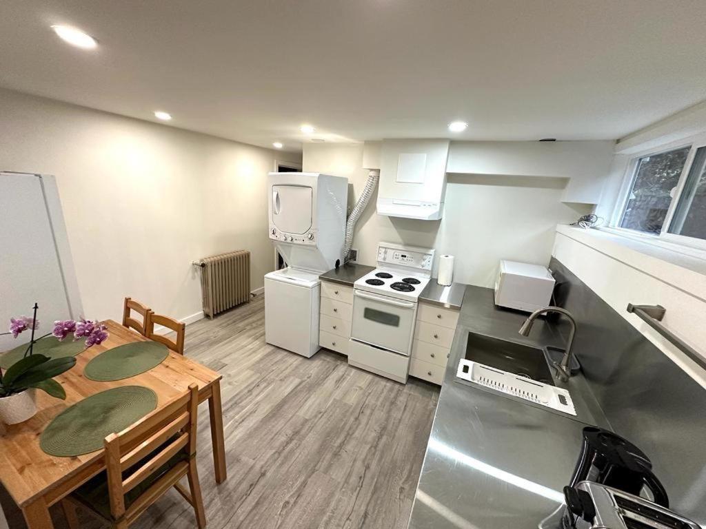 Cozy & Bright Home With Parking Victoria Exterior foto
